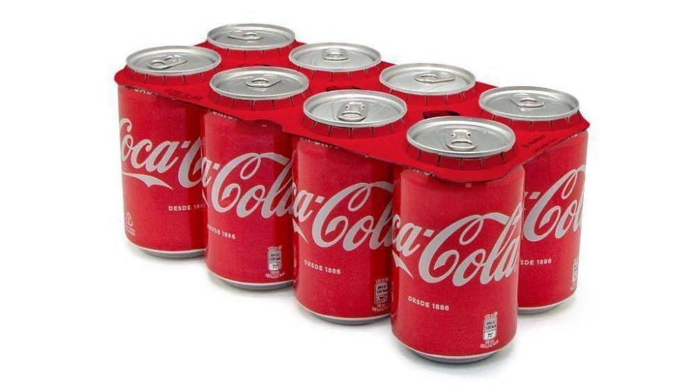 Coca Cola elige Baleares para estrenar los nuevos agrupadores de latas hechos con cartn reciclable