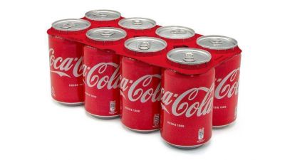Coca Cola elige Baleares para estrenar los nuevos agrupadores de latas hechos con cartn reciclable
