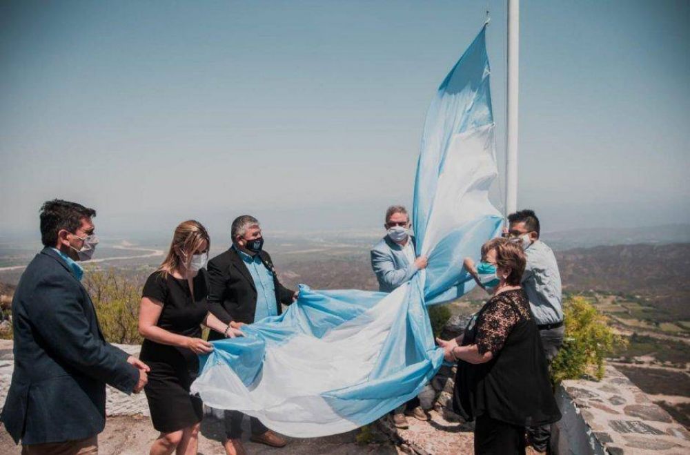 Recuerdan el bicentenario del primer izamiento de la bandera en Malvinas