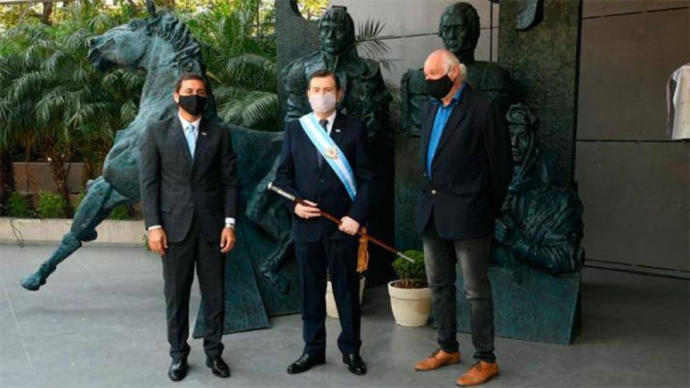 Zamora inaugur una escultura en homenaje a la Autonoma Provincial
