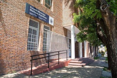 Intendente Posse: �Es la primera escuela p�blica que abrir� en la Provincia�