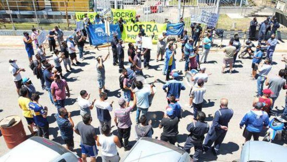 UOCRA protest ahora frente a las oficinas de gerencia de Refinera