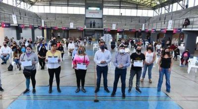 En Gar�n, Arroyo y Sujarchuk entregaron herramientas a 50 microemprendedores