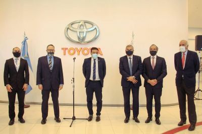 El intendente C�ffaro particip� en la presentaci�n de los anuncios de inversiones que realizaron los ministros Kulfas y Guzm�n en Toyota Z�rate