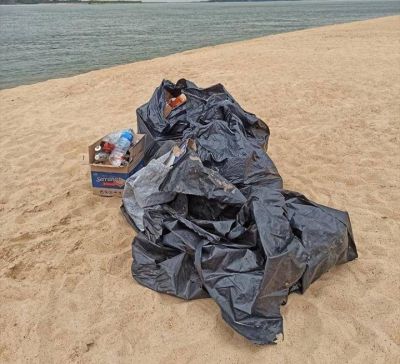 Limpi� la basura del Paran� que dejaron tras una fiesta