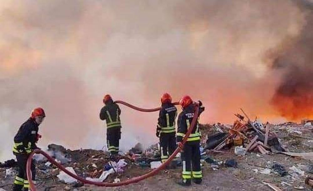Bomberos de Rawson controlaron incendio en el predio del GIRSU