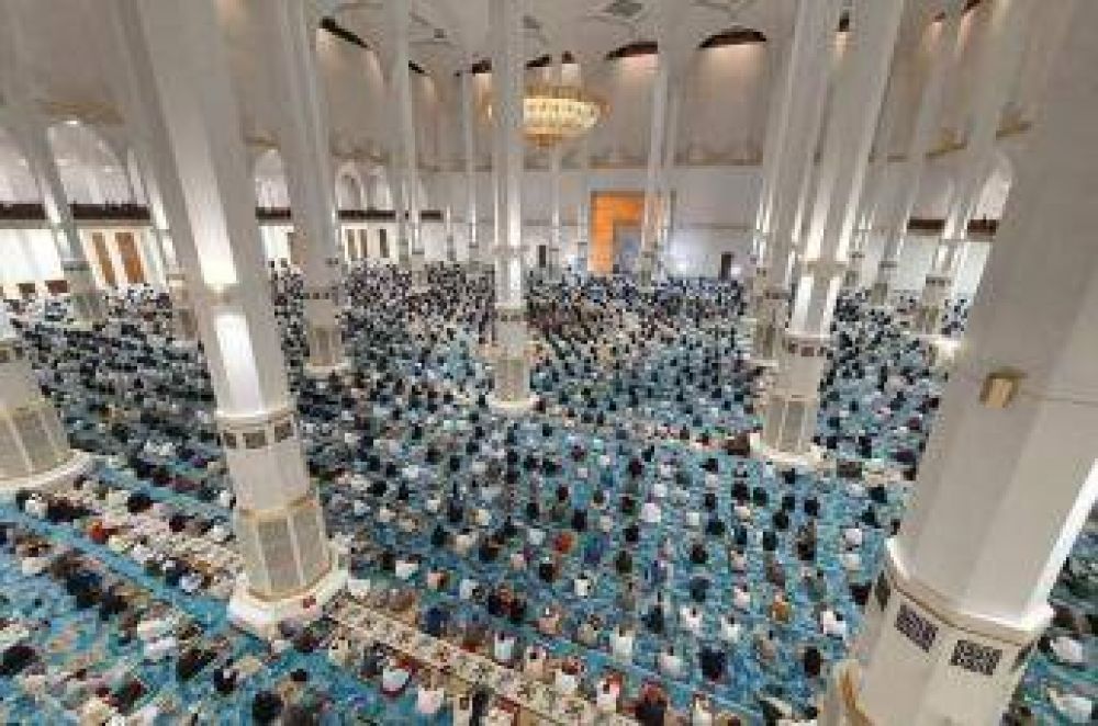 Ms de 10.000 fieles a la primera oracin del viernes en la Gran Mezquita de Argel