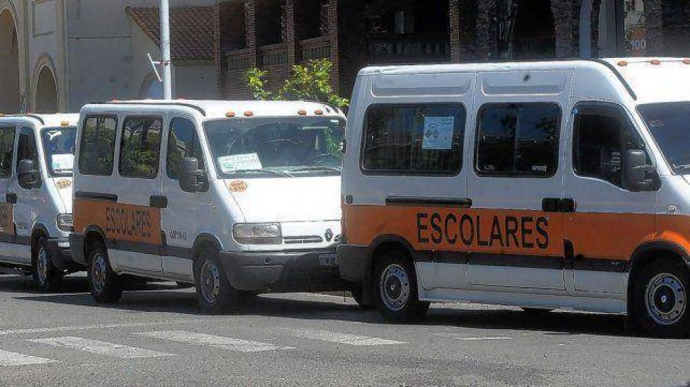 Transportistas escolares reclaman el pago de subsidios y apuntan a trabajar con las colonias
