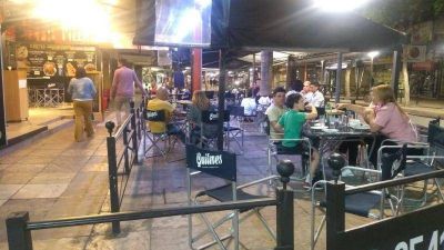 Los bares y restaurantes estrenaron nuevo horario y esperan a los turistas