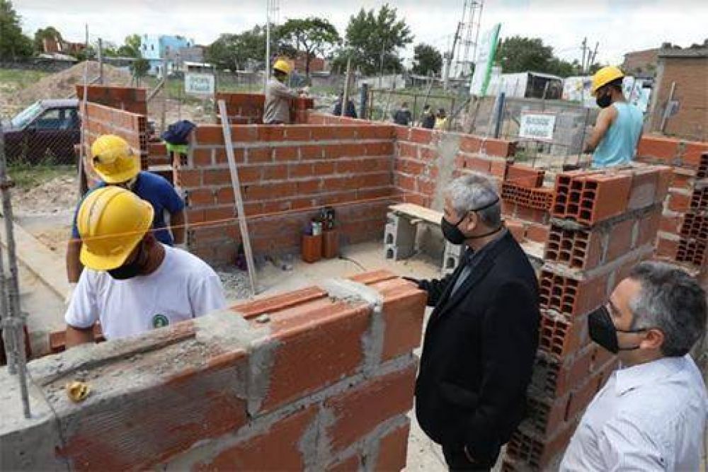 Ferraresi, junto con el Ministro de Desarrollo bonaerense Andrs Larroque, recorrieron obras en diferentes barrios de Avellaneda 