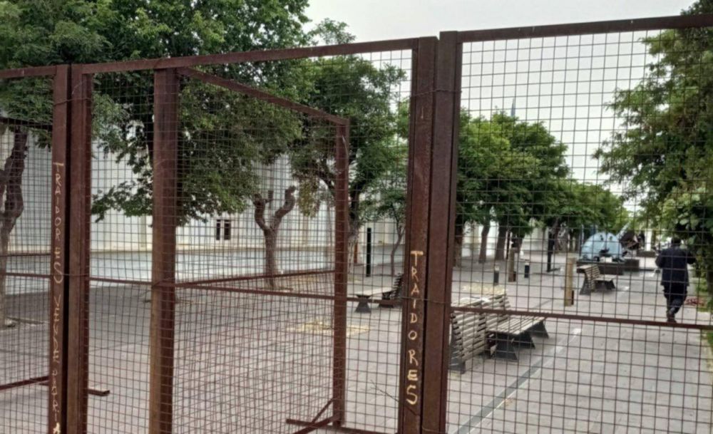 Volvieron las vallas y la seguridad reforzada en Casa de Gobierno