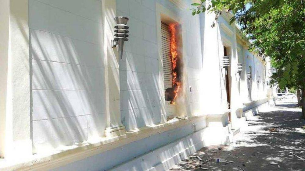 Chubut: incendiaron el despacho del gobernador Arcioni durante una protesta