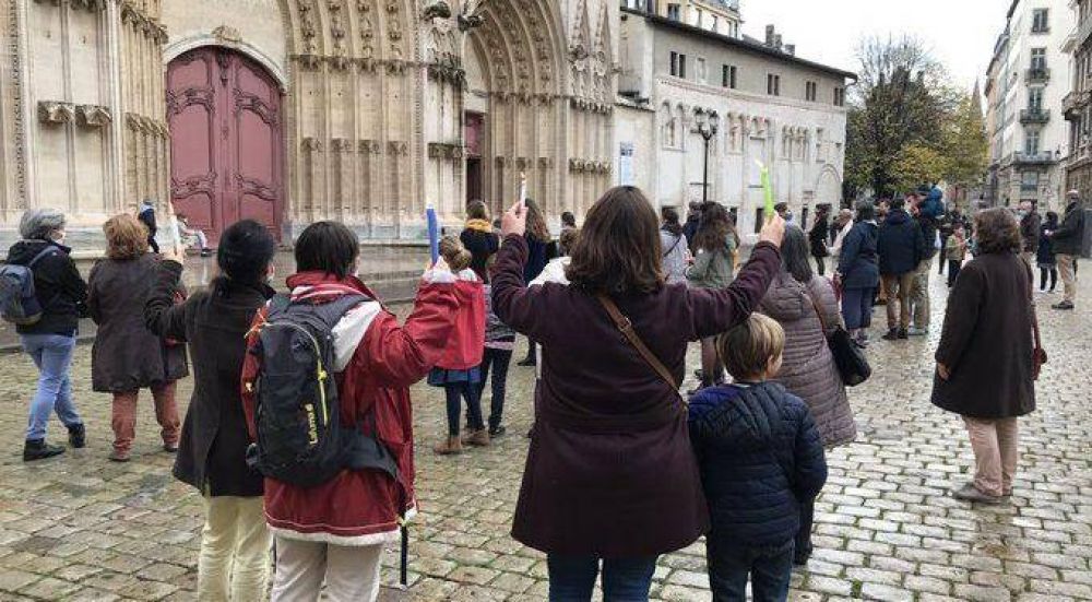 Los catlicos franceses salen a la calle para protestar contra el cierre de los templos