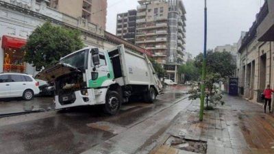En pleno microcentro se hundi� en el pavimento un cami�n recolector de basura