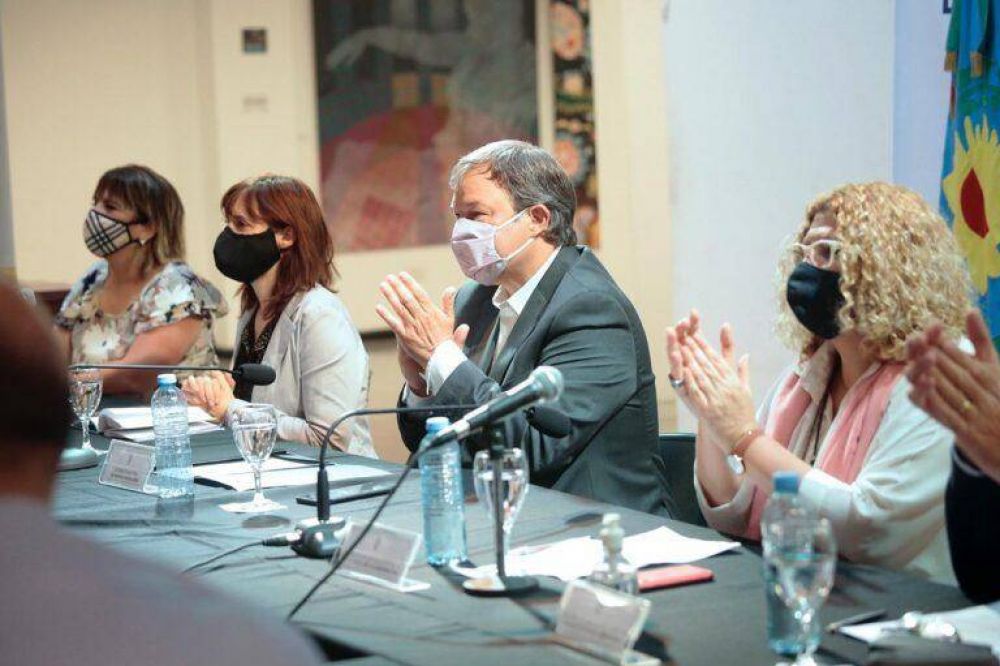 Junto a la ministra Ruiz Malec, Bracchi y Plaini, Cascallares puso en marcha el 1 Congreso de Educacin