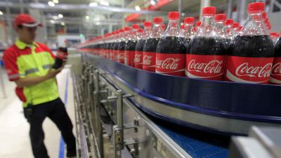 Coca-Cola pacta traslados a Sevilla y prejubilaciones por el cierre del centro de M�laga
