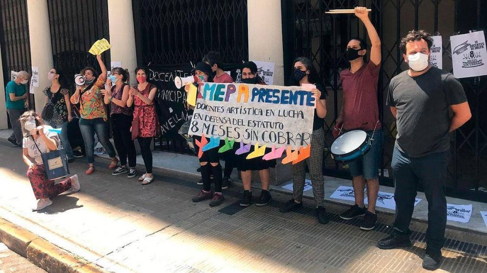 Protesta de docentes en Avellaneda: hace ocho meses que no cobran