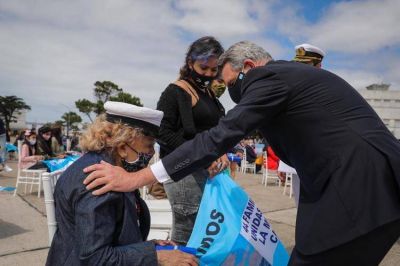 Los 44 submarinistas del ARA San Juan siguen vivos en el coraz�n de su pueblo