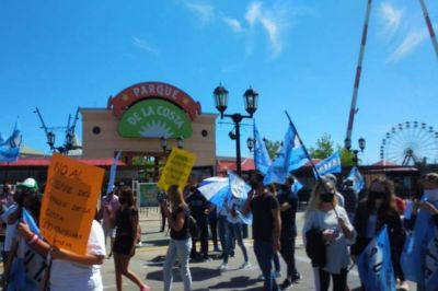 Trabajadores del Parque de la Costa volvieron a manifestarse en el Centro de Tigre