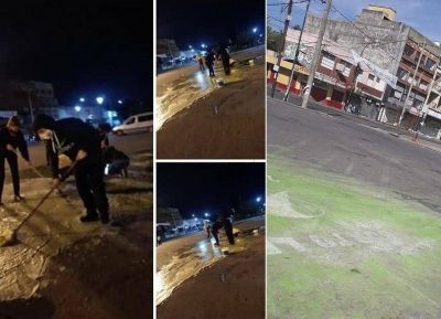 Con baldes y escobas borraron el pa�uelo verde del play�n