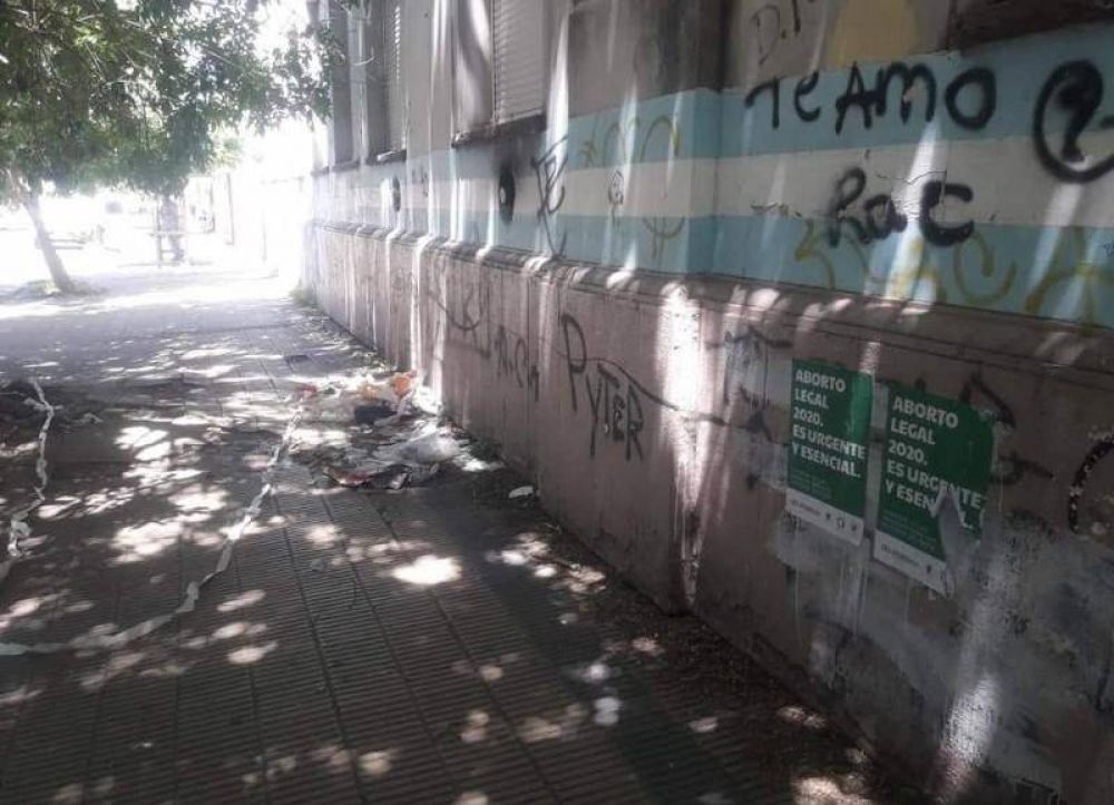 Falta de mantenimiento y basura configuran �una postal diaria horrible� en la Escuela N� 6