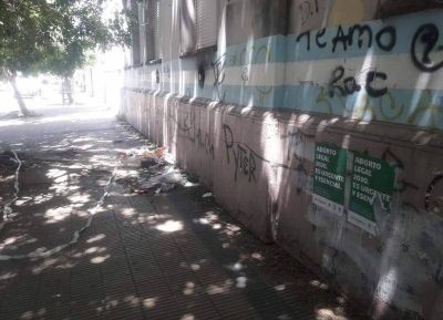 Falta de mantenimiento y basura configuran �una postal diaria horrible� en la Escuela N� 6