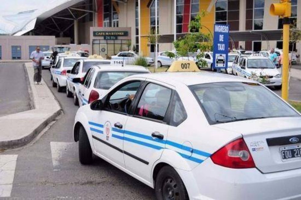Taxistas piden aumento del 25% en la bajada de bandera