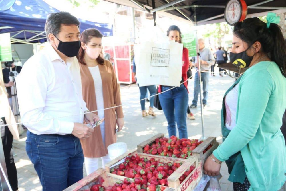 Moreno | Fernndez y Arroyo visitaron el Mercado Popular de la Plaza Gral. San Martn