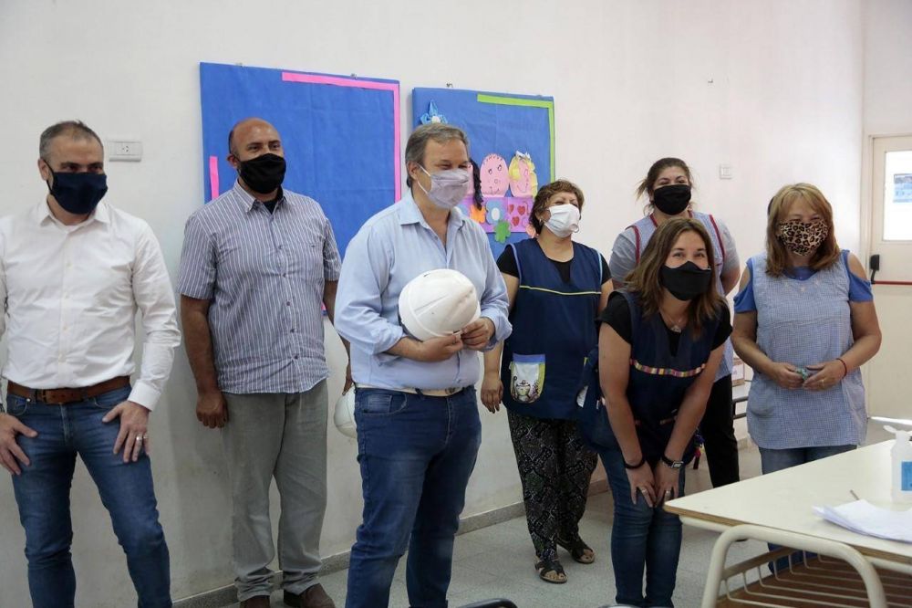 Cascallares visit� las obras de ampliaci�n y refacci�n del Jard�n de Infantes N�956
