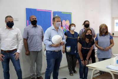 Cascallares visit� las obras de ampliaci�n y refacci�n del Jard�n de Infantes N�956