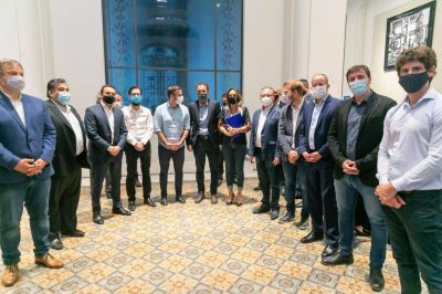 Malena Galmarini y Gabriel Katopodis presentaron a intendentes e intendentas el plan de AySA en barrios vulnerables