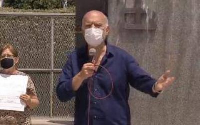Grindetti le puso pa�os fr�os a la grieta y le tir� buena onda a Kicillof durante una entrega de escrituras en Lan�s