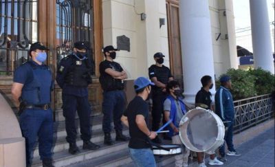 Otra vez da�os en la Municipalidad de Trelew en medio de una manifestaci�n