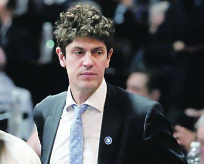 El papel�n del senador Lousteau: sigui� la Comisi�n desde el auto, pas� a buscar a un amigo y se puso a escuchar m�sica