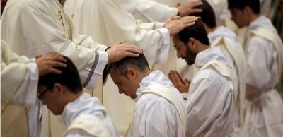 Desciende el n�mero de sacerdotes en Europa; sube en Asia y �frica
