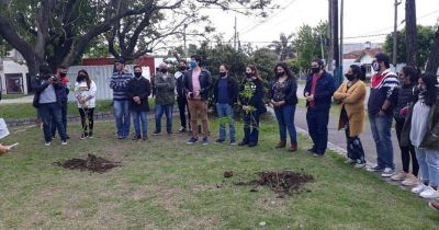 Plantan rboles en el Parque Finky para homenajear a militantes desaparecidos