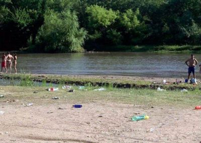 La fuerte afluencia de gente llen� de residuos y basura la costanera