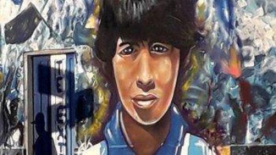 En dos horas, un artista inmortaliz� a Maradona en Mar del Plata con un mural frente a Alvarado
