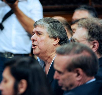 Mayans, el senador que quiere celeste