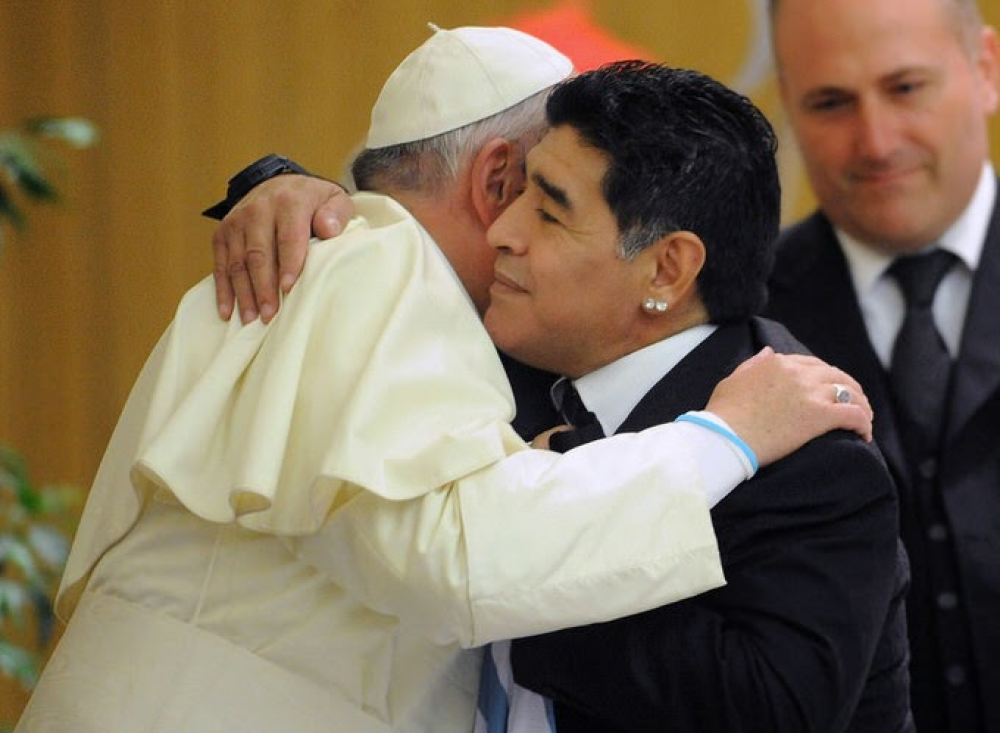 La historia de la vuelta de Diego Maradona a la Iglesia de la mano del Papa Francisco