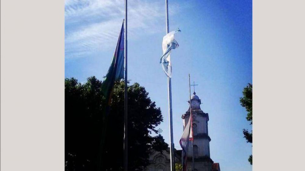 Las banderas a media asta en la Plaza 12 de Octubre en homenaje a Diego