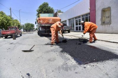 Realizan trabajos de bacheo asf�ltico en avenida Alem