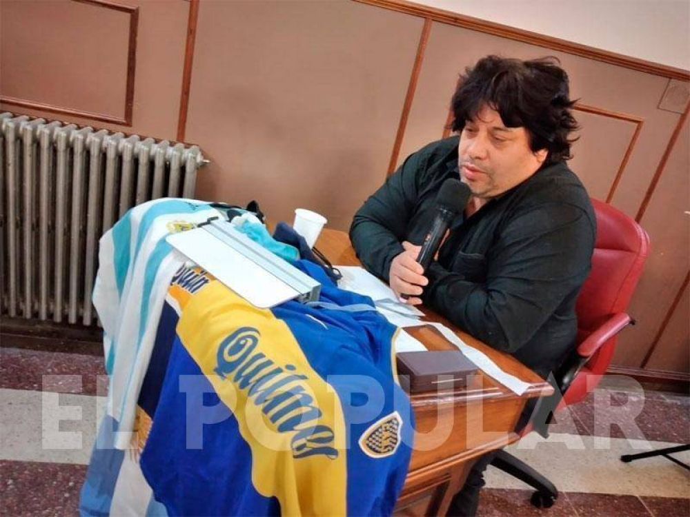 Tras el minuto de silencio por Maradona, Sanchez se retir emocionado del recinto