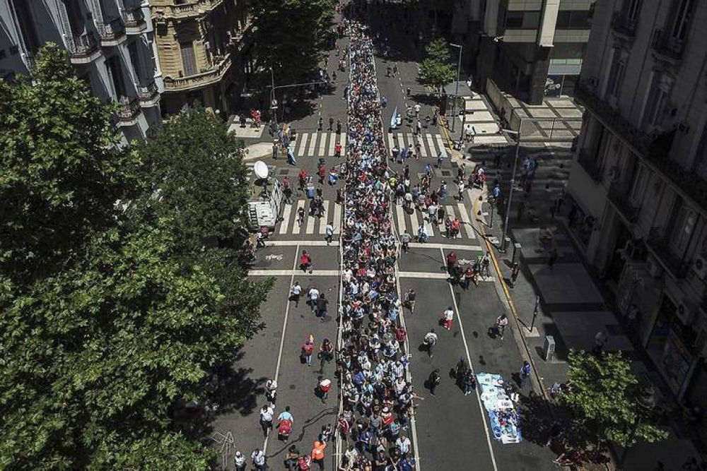La ltima despedida a Diego: miles de personas participan de la ceremonia popular