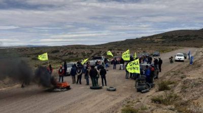 Trabajadores de la UOCRA salieron a la ruta de R�o Negro para pedir que se reactiven obras de pavimentaci�n