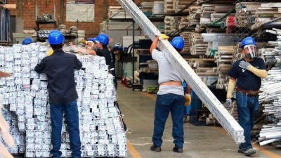 Un grupo de empresarios y economistas present� un plan para flexibilizar las leyes laborales y otorgar m�s cr�dito a las pymes