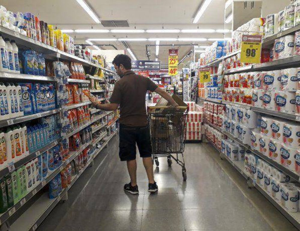 Ventas de supermercados cayeron por segundo mes consecutivo pero en mayoristas crecieron casi 5%