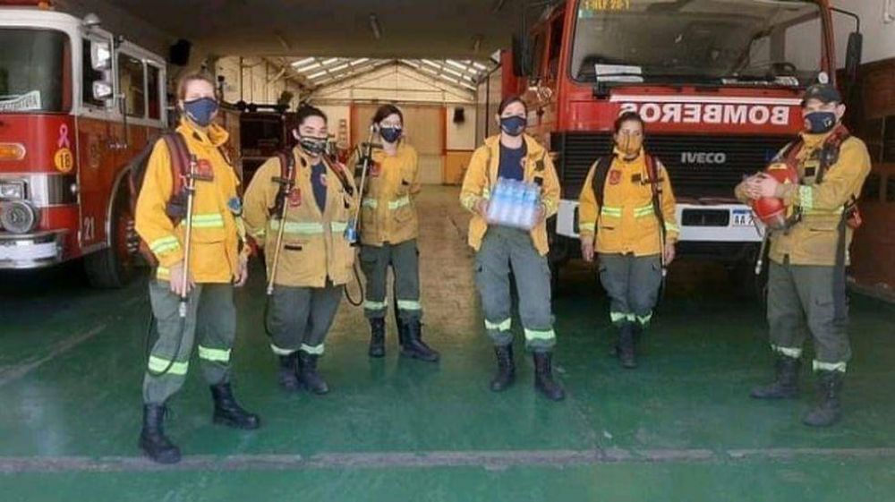Los bomberos de Punta Alta reciben donaciones de agua mineral