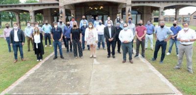Manes se sum� a una cumbre radical y Abad gana terreno en la oposici�n