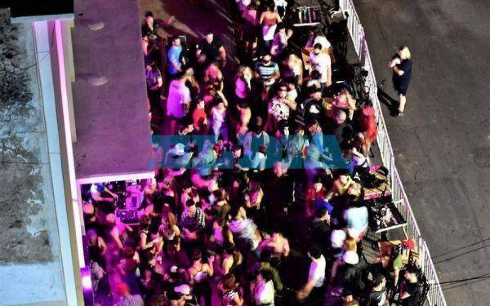Descontrol sin fin en La Plata: fiestas clandestinas en un teatro y hasta enfrente del Ministerio de Seguridad